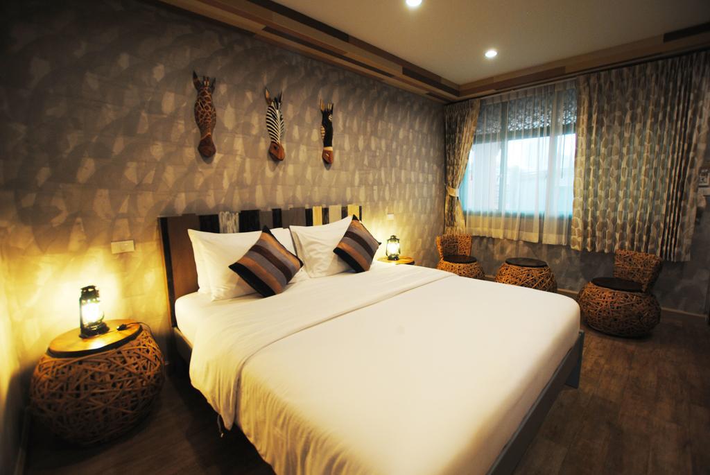 Focal Local Bed & Breakfast Bangkok Extérieur photo