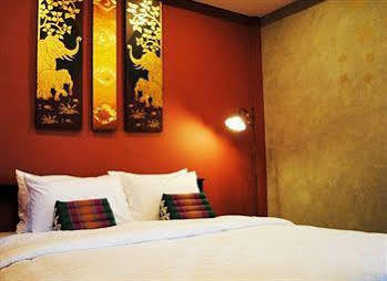 Focal Local Bed & Breakfast Bangkok Extérieur photo